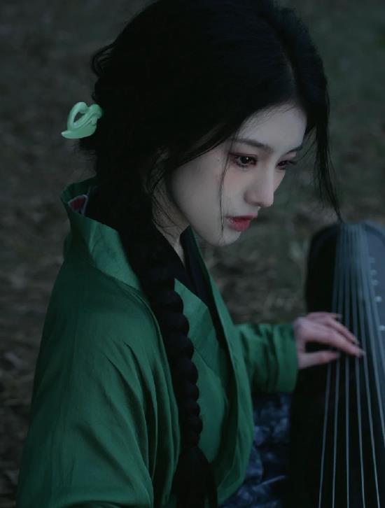 探秘最小龄星座女性的神秘魅力：天秤座女生的迷人社交智慧
