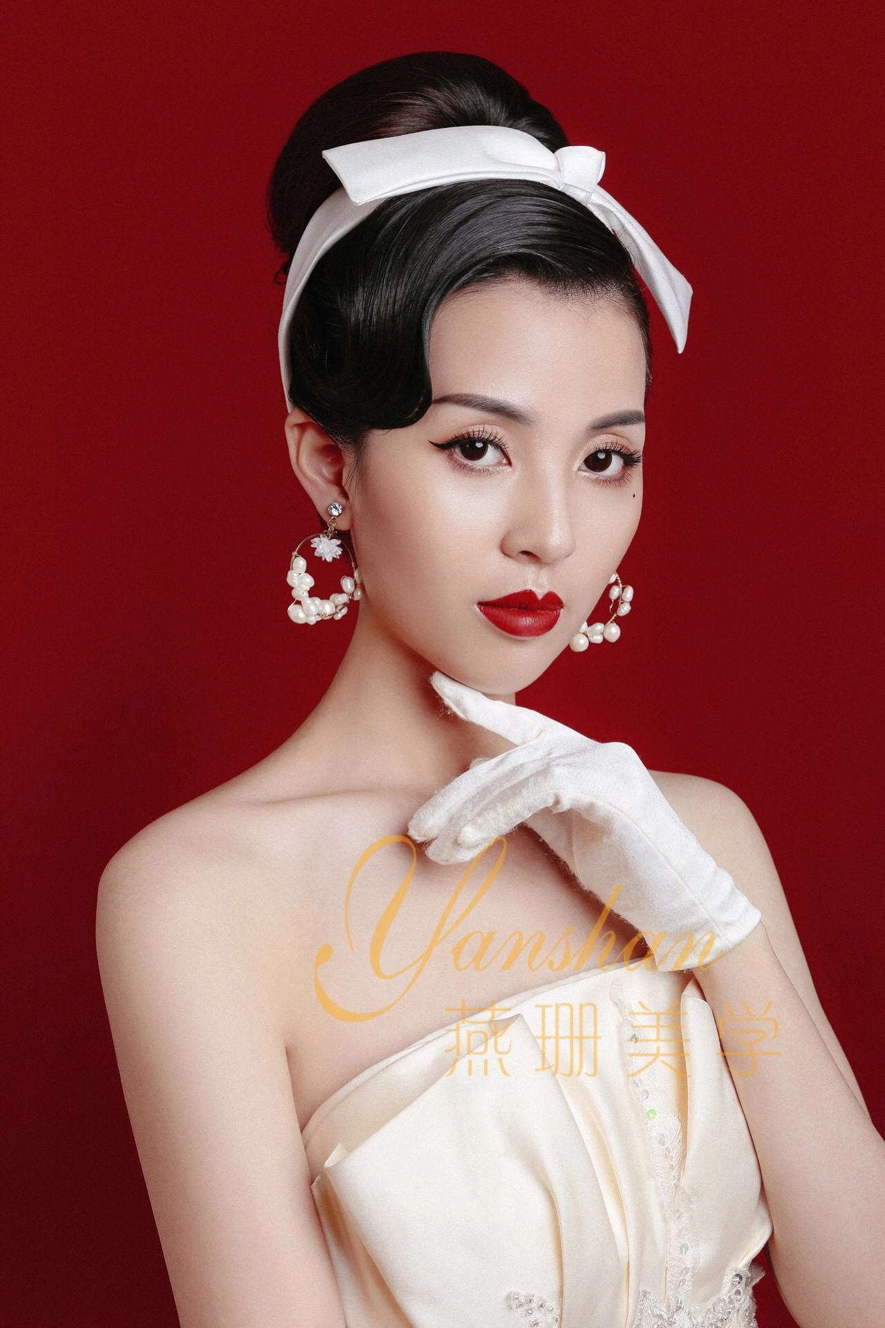 白羊女妆容亮烈如烈火，金牛女清新自然优雅