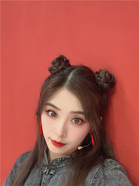 星座妆容与约会图片：浪漫神秘色彩下的女孩魅力，星座特性定制妆容指南