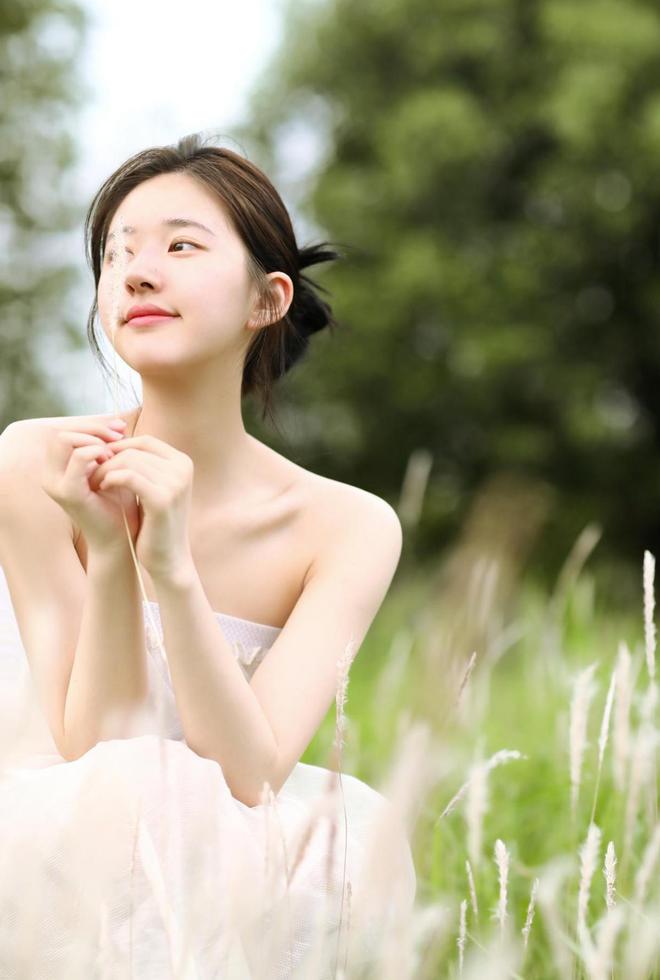 探寻12星座女郎的清新脱俗之美：从热情洋溢到纯真坦率，每个星座皆有独特魅力