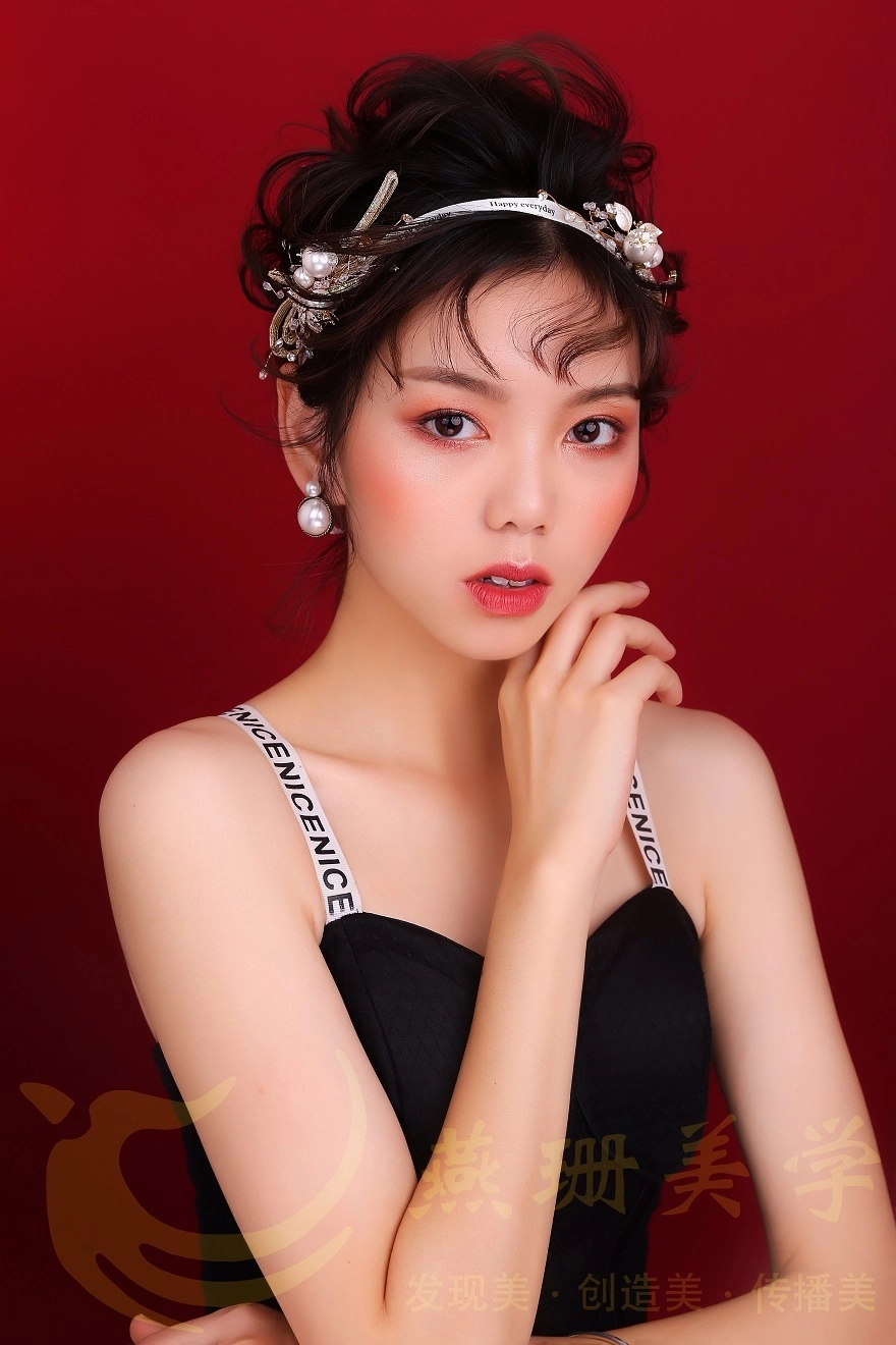 白羊座女性妆容秘籍，火热红色VS温暖橙色，哪个更吸睛？